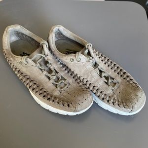 Nike men’s size 9.5 green Mayfly woven sneaker